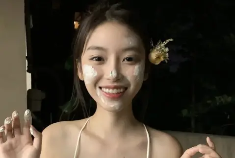 杨颖以嫩模风的造型现身香港，并且在香港的一根路灯下进行了摆拍