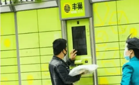 招股书显示，截至5月底，丰巢的网络由33.02万组丰巢智能柜组成，坐拥这么多快递柜的丰巢赚钱吗？