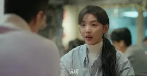 《凡人歌》中，那隽是出了名的卷王，在公司被称为那神