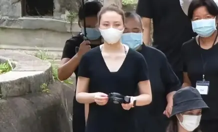 陈婉珍的护理医生放出三太做物理治疗的近照
