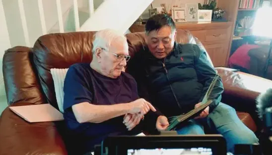 《后会无期》中摄影机正缓慢扫过宁静的海水，仿佛一双眼睛，凝视着一片悲伤的水域。
