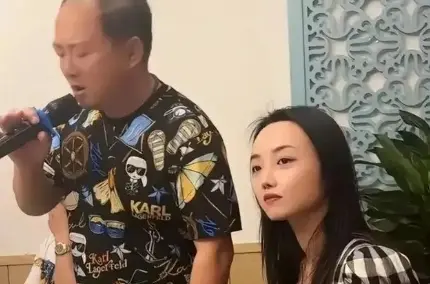 56岁的唐鉴军再次当爸爸