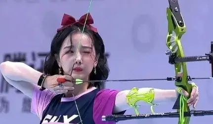 王鹤棣和陈小纭在KTV亲热？