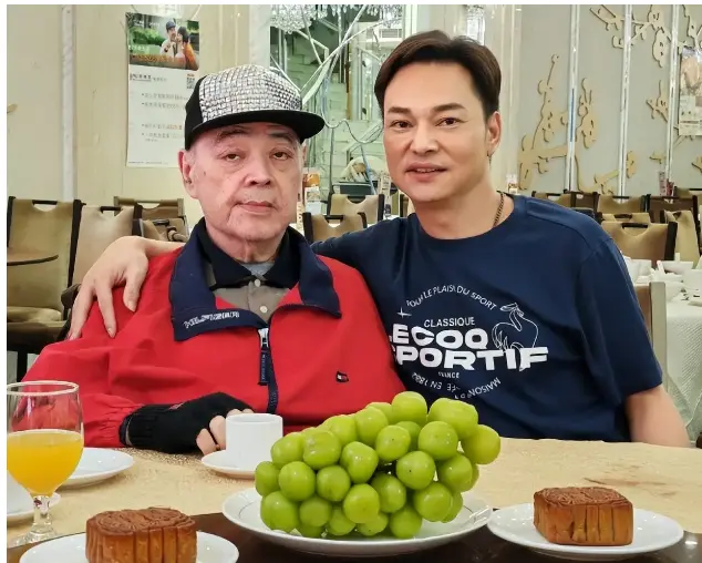 71岁港星住老人院暴瘦百斤，孤苦伶仃，吃大餐激动流泪