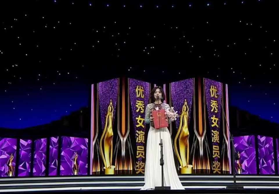 辛芷蕾拥抱赵丽颖、唐嫣笑容凝固，飞天奖的微表情