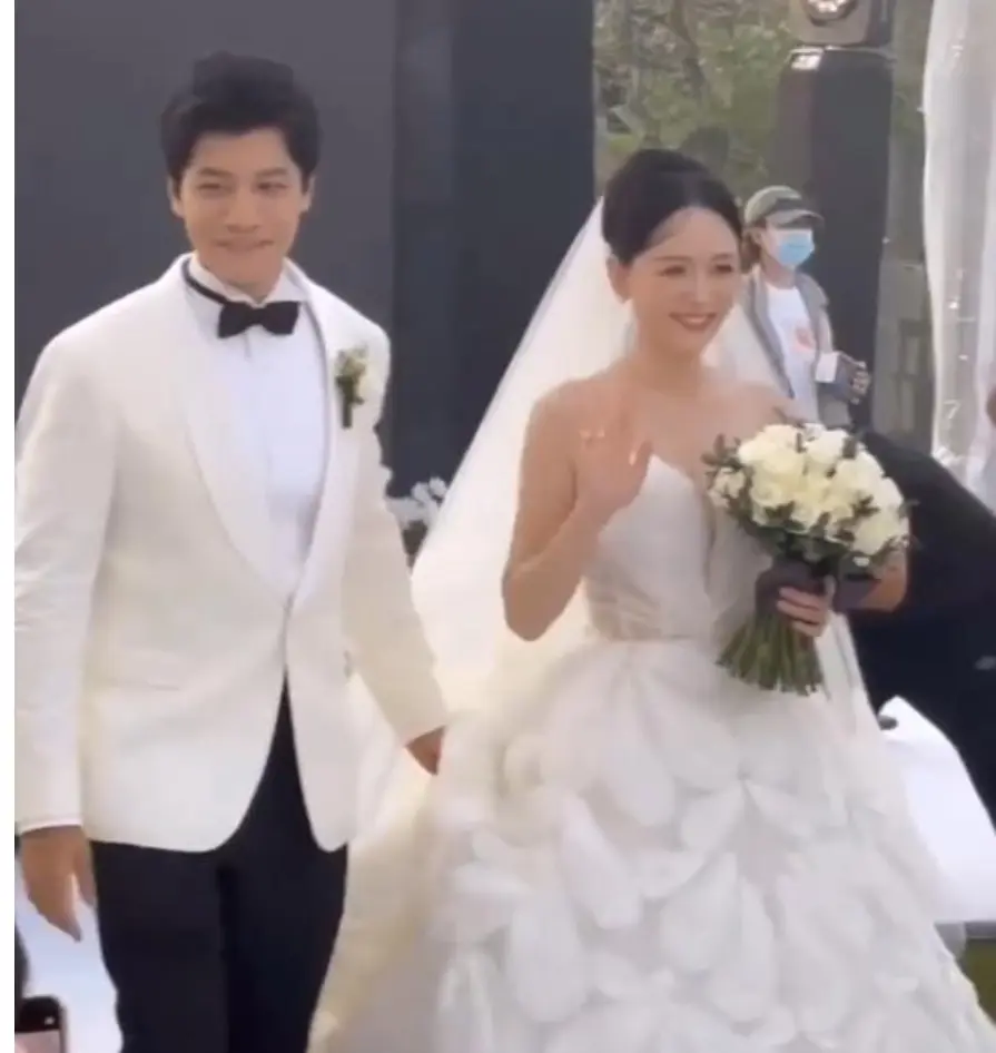 明道为陈乔恩婚礼献唱
