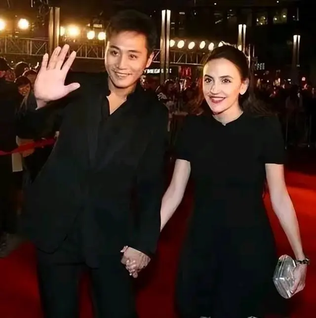 刘烨的女儿长大了，半张脸都是眼睛，长得和漫画里的人物一样