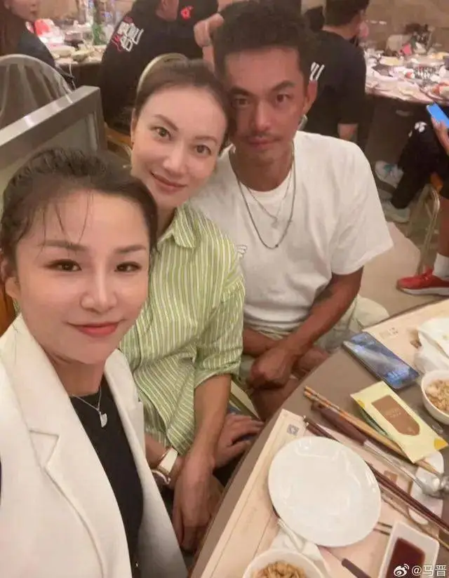 出轨林丹仍与妻子谢杏芳同框秀恩爱？！