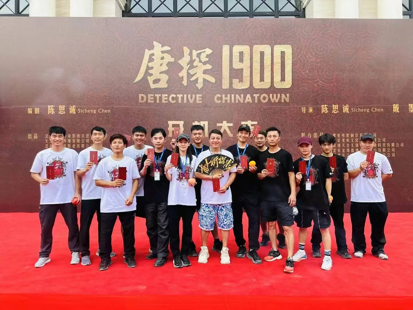 《唐探1900》杀青，导演陈思诚不见踪影，周润发自拍很开心