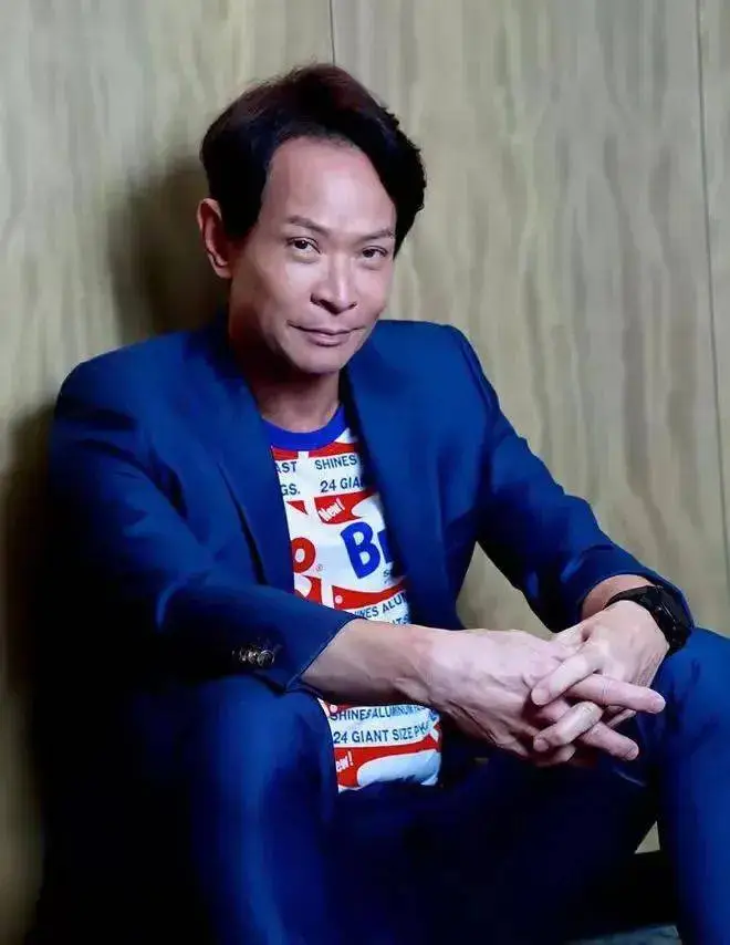 “万年绿叶”吴廷烨罕见露面，面容消瘦，脸颊凹陷，曾是梁朝伟的首席伴郎