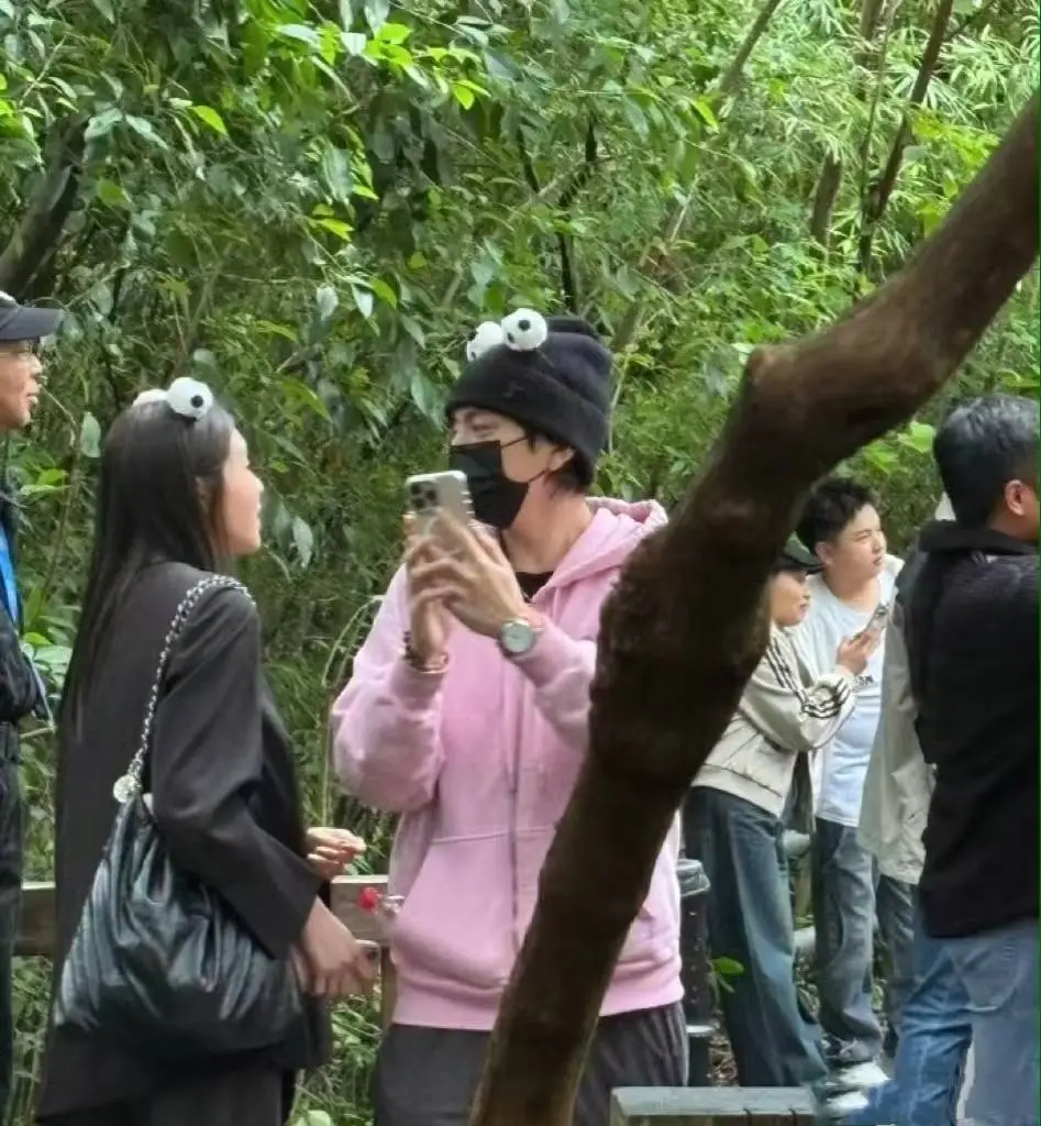 王大陆带女友沐轩看大熊猫，两人亲密合影，感情稳定