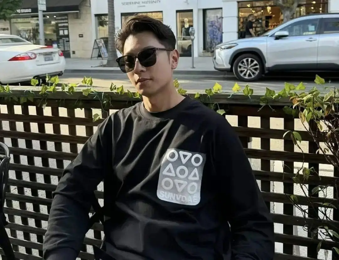 恭喜！香港知名男星高钧贤官宣新恋情，女友被曝光，腹部凸起引猜测