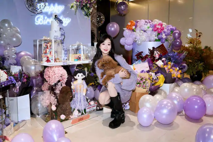 杨紫32岁依旧美如少女，生日现场超奢华，感情之路却十分的坎坷