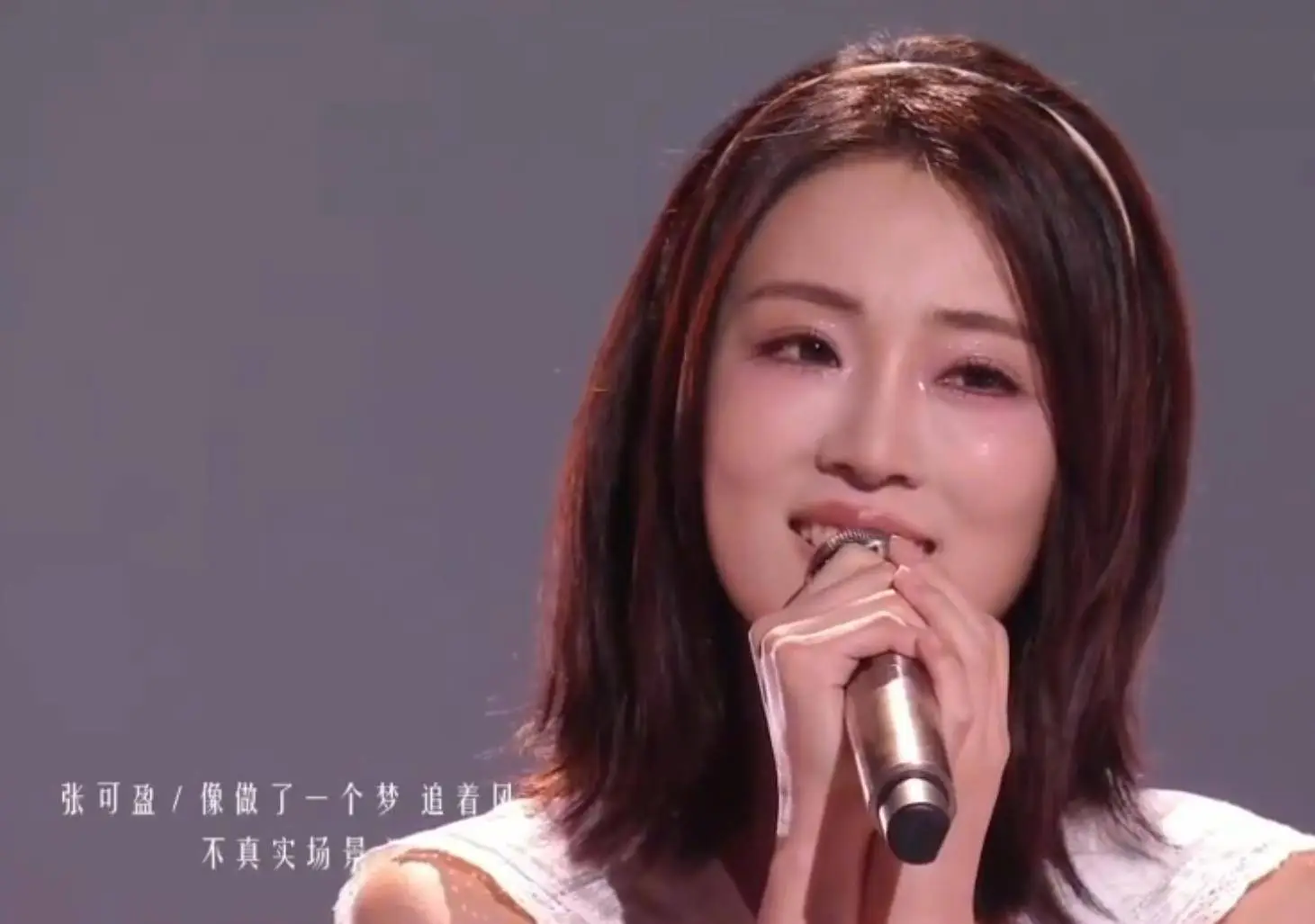 张凯丽女儿张可盈晋级《让我来唱》12强，星二代实力引质疑