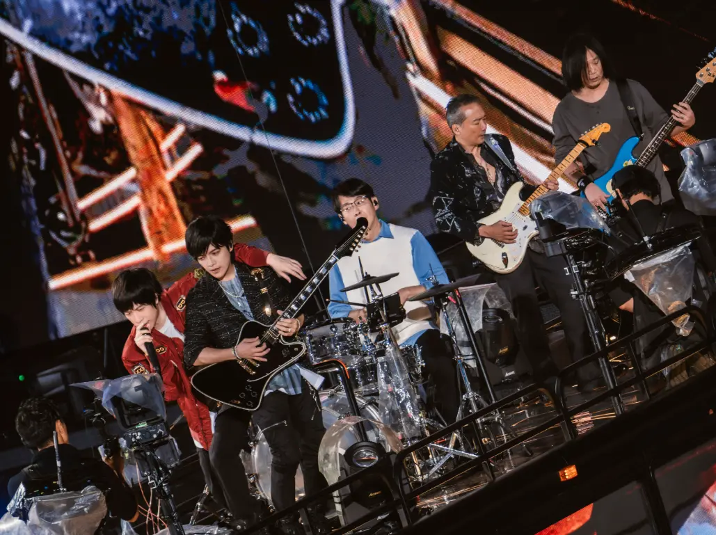 五月天《回到那一天》25周年巡回演唱会贵阳站圆满举行：千台无人机变幻图腾，近4分钟烟火点亮贵阳夜空