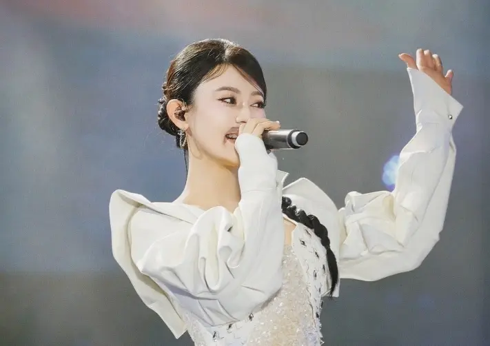陈佳妮唱响呼伦贝尔跨年夜！治愈歌声温暖雪原，实力开启2026新征程~