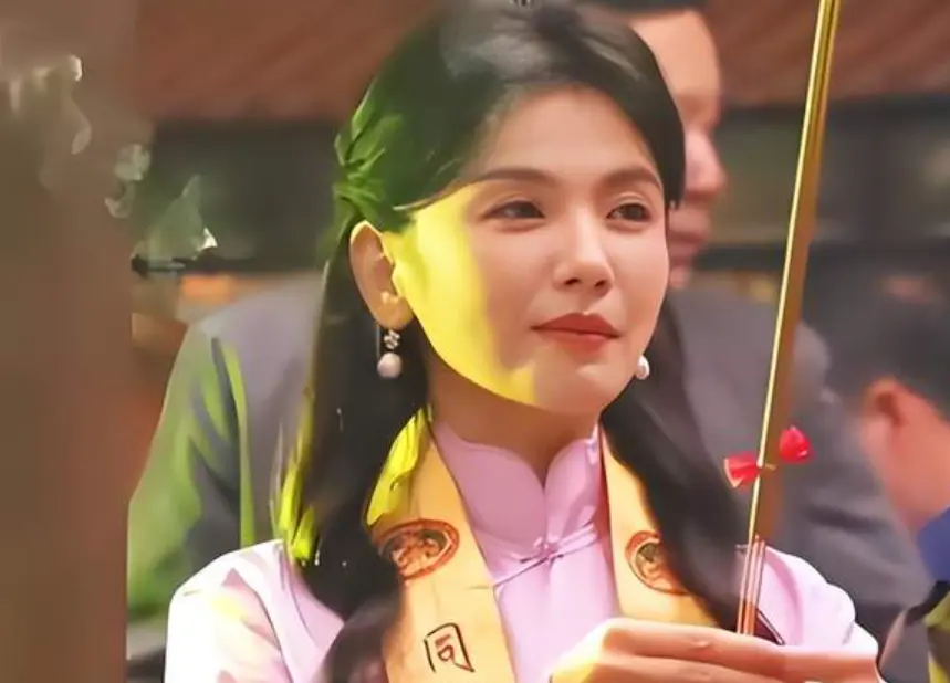 湛江妈祖8次掷不出圣杯！反观刘涛演妈祖，三次全中还现“天象”~