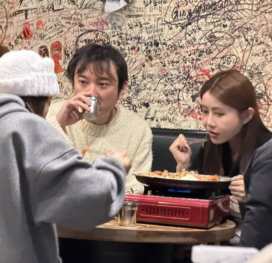 38 岁王思聪近照翻车，谢顶严重，却带女伴们悠闲吃烤肉