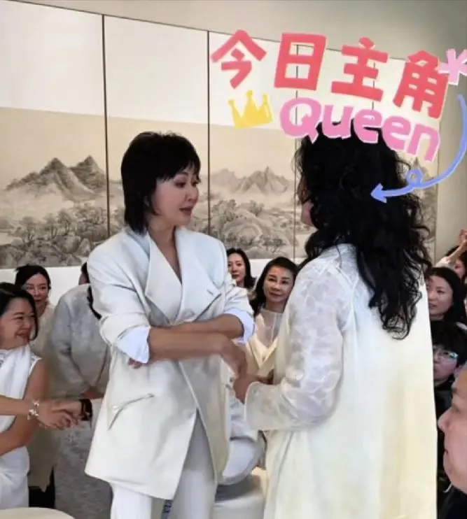 刘嘉玲与张兰罕见同框，热聊拥抱，尽显女强人柔情