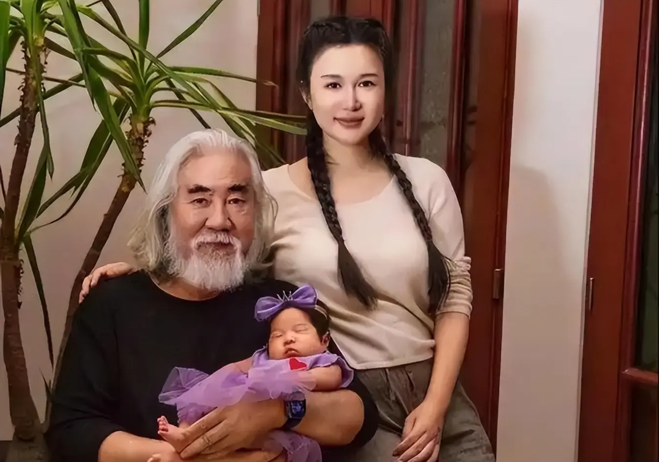 曾经的武侠大导演，因 “老牛吃嫩草”，如今沦为全网调侃对象