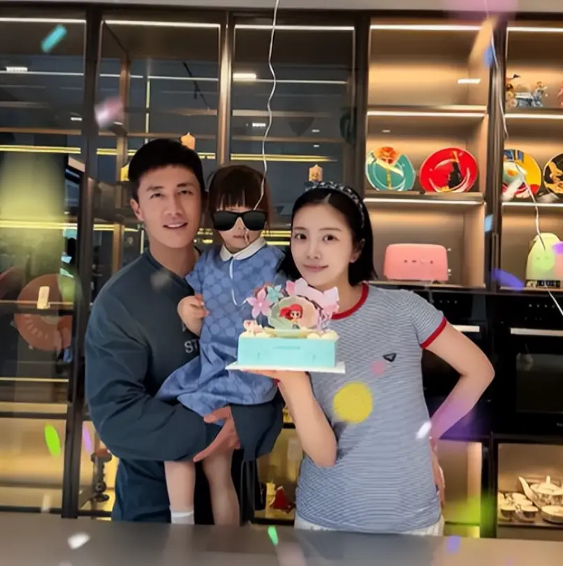 杜淳王灿为 5 岁女儿庆生，一家三口超温馨