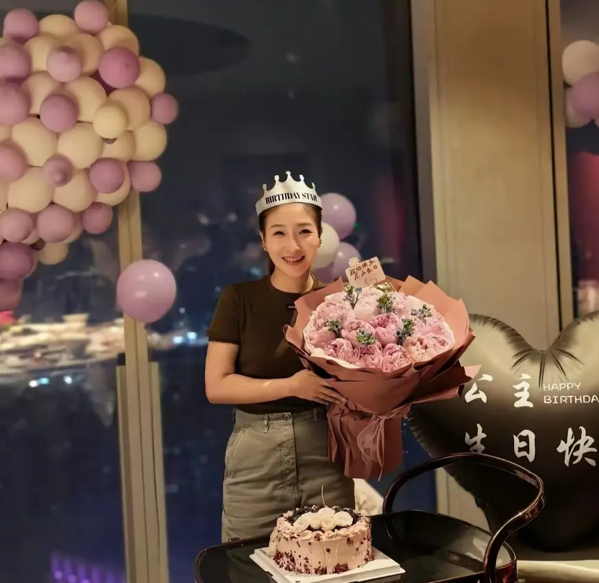 刘诗雯 35 岁低调庆生，无炒作无排场，一束鲜花尽显温柔