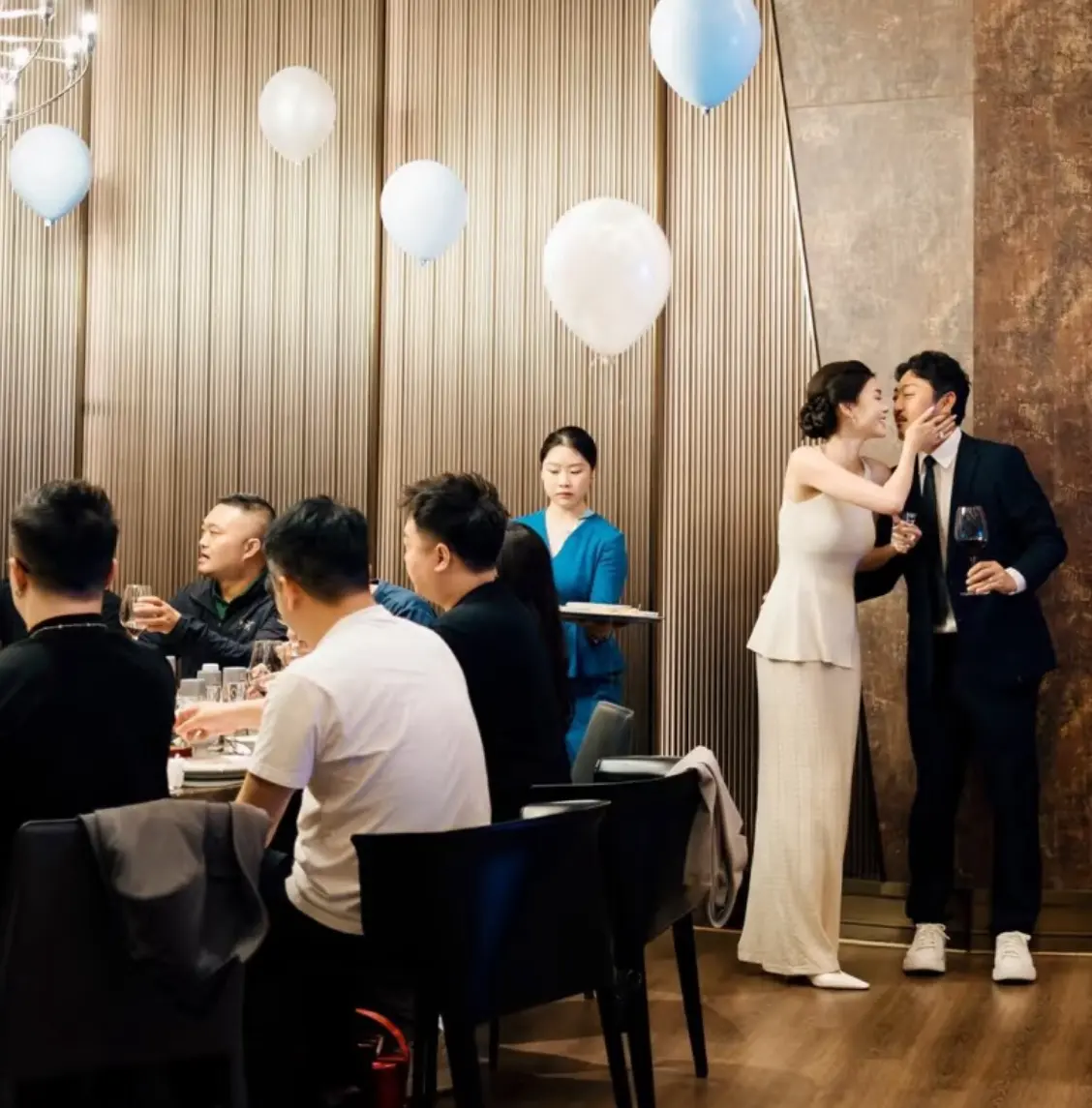 赵达与小 12 岁太太办婚宴，热吻不断，腹部隆起成焦点
