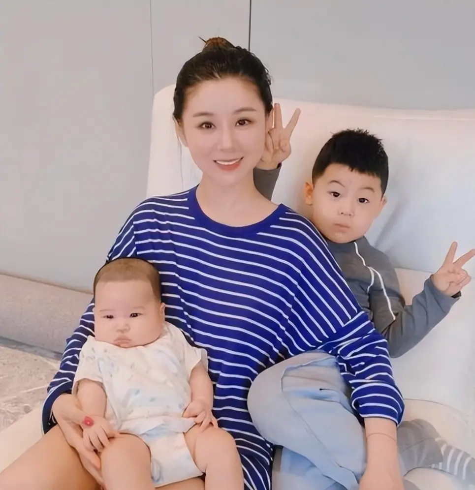 李小萌王雷再传怀三胎，这对夫妻真正稀缺的，从来不是豪宅豪车