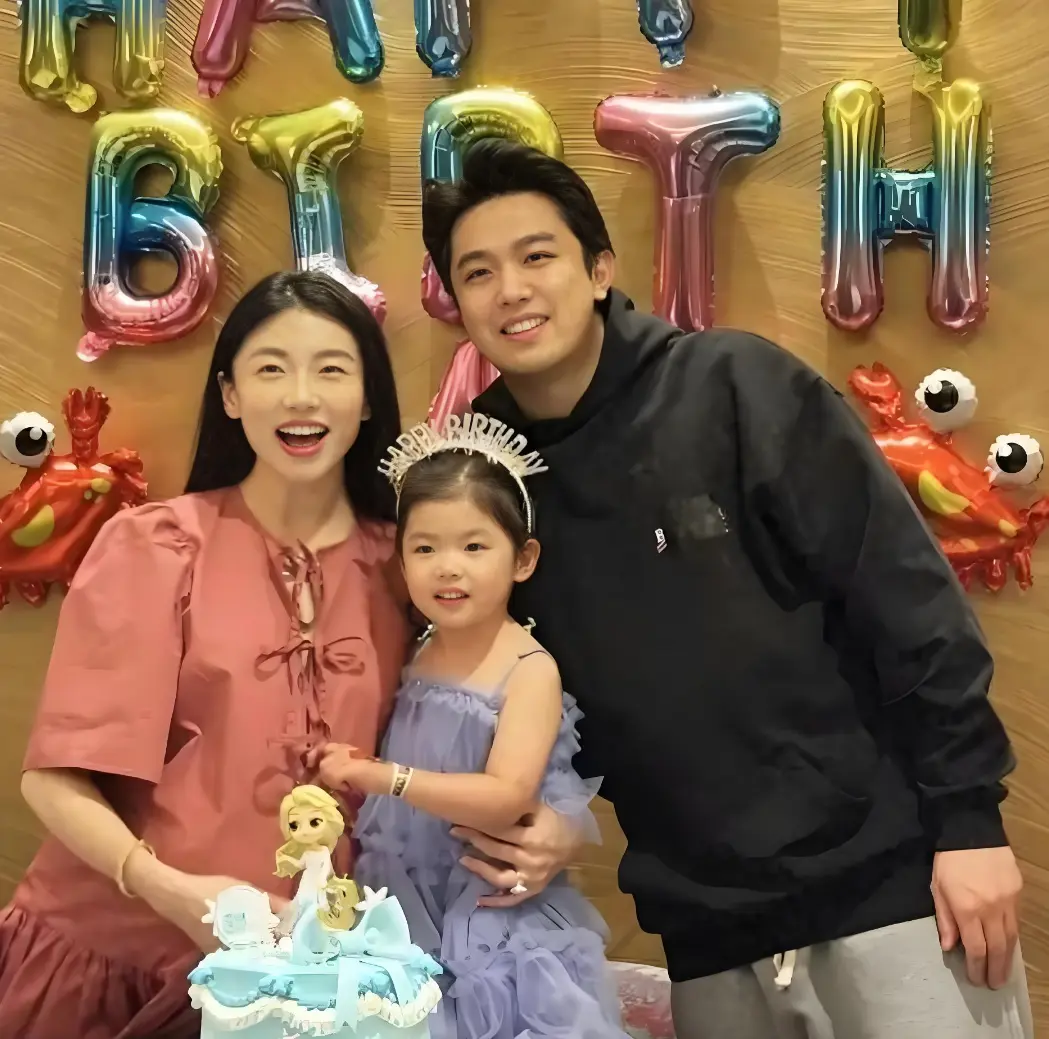 程晓玥挺大肚为女庆生，富二代老公罕见同框