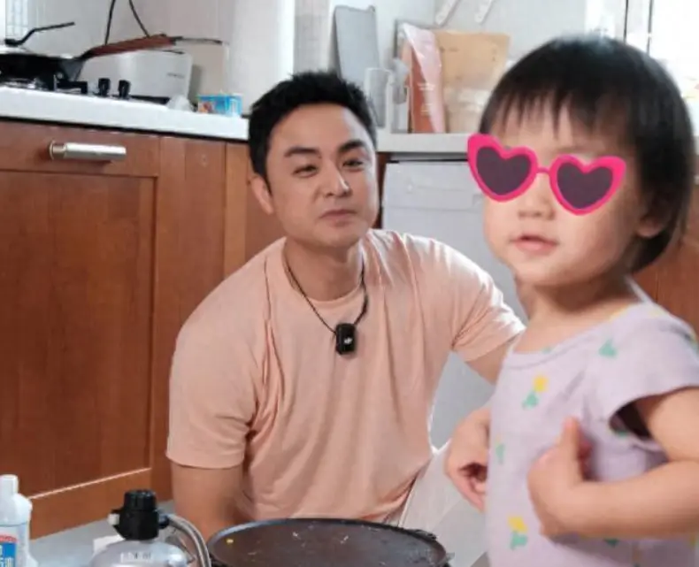 明道晒 2 岁女儿正脸，颜值复刻爸爸