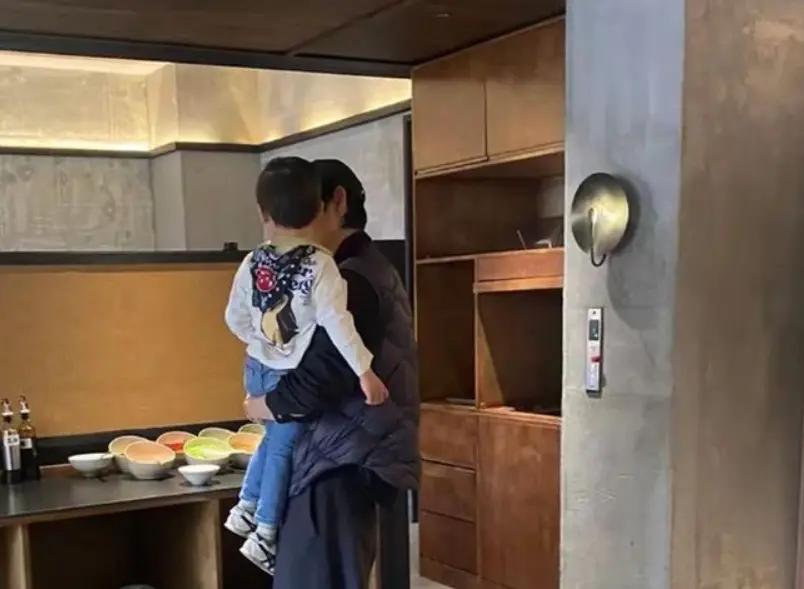 魏晨一家五口度假被偶遇，183cm 身高太惹眼