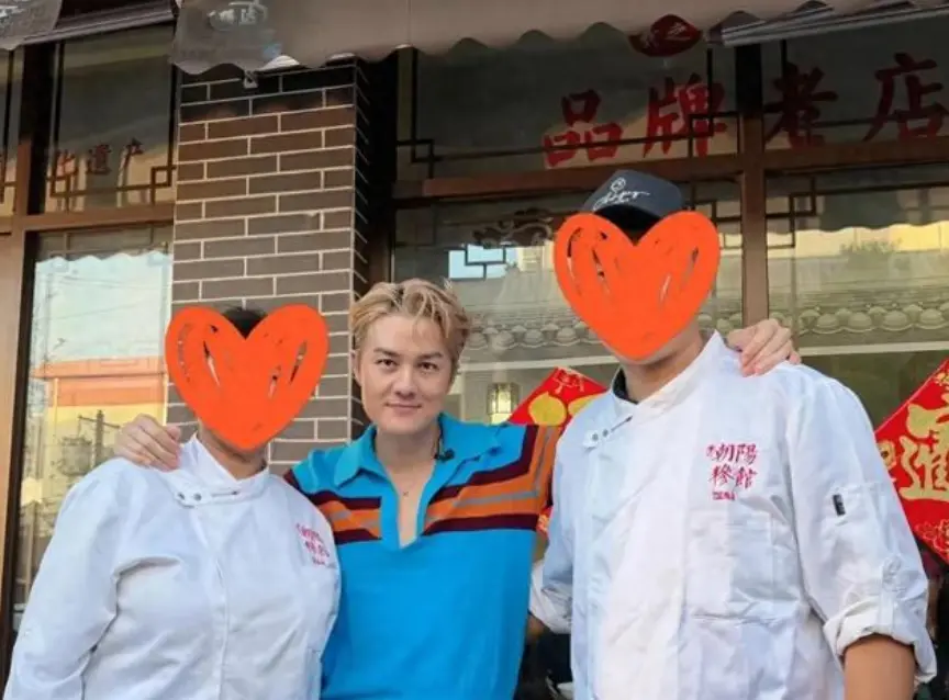 吴克群临沂探店，蓝橙条纹衫吸睛，亲和感十足
