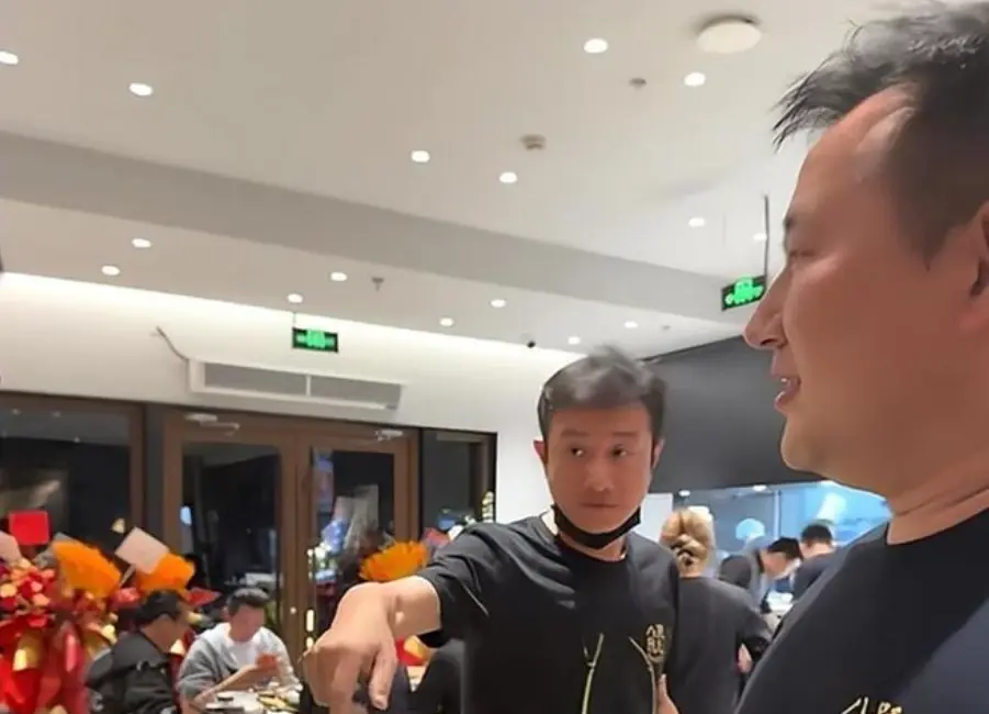 文章转型开餐馆，小店爆火排队，从影帝到餐饮人重启人生
