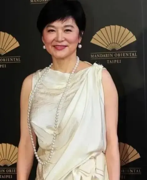 72岁林青霞剪短发 穿白色连衣裙状态出众