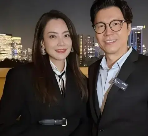 53 岁霍汶希近况，独自赴美未婚生女，14 岁女儿颜值超她