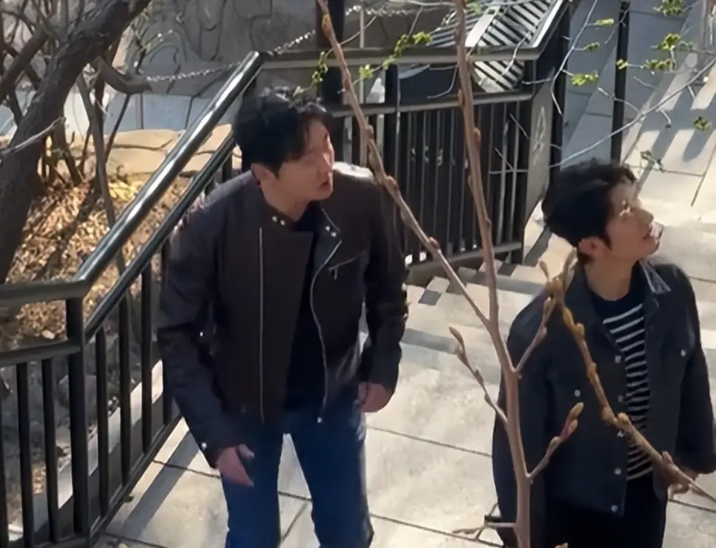 郭京飞大孤山出行排场引热议，人设反差成焦点