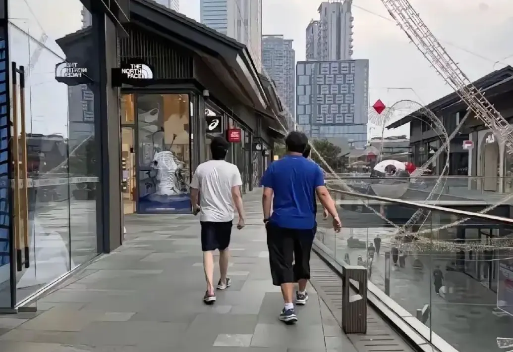 偶遇王楚钦曹巍逛太古里，文玩核桃配豪车