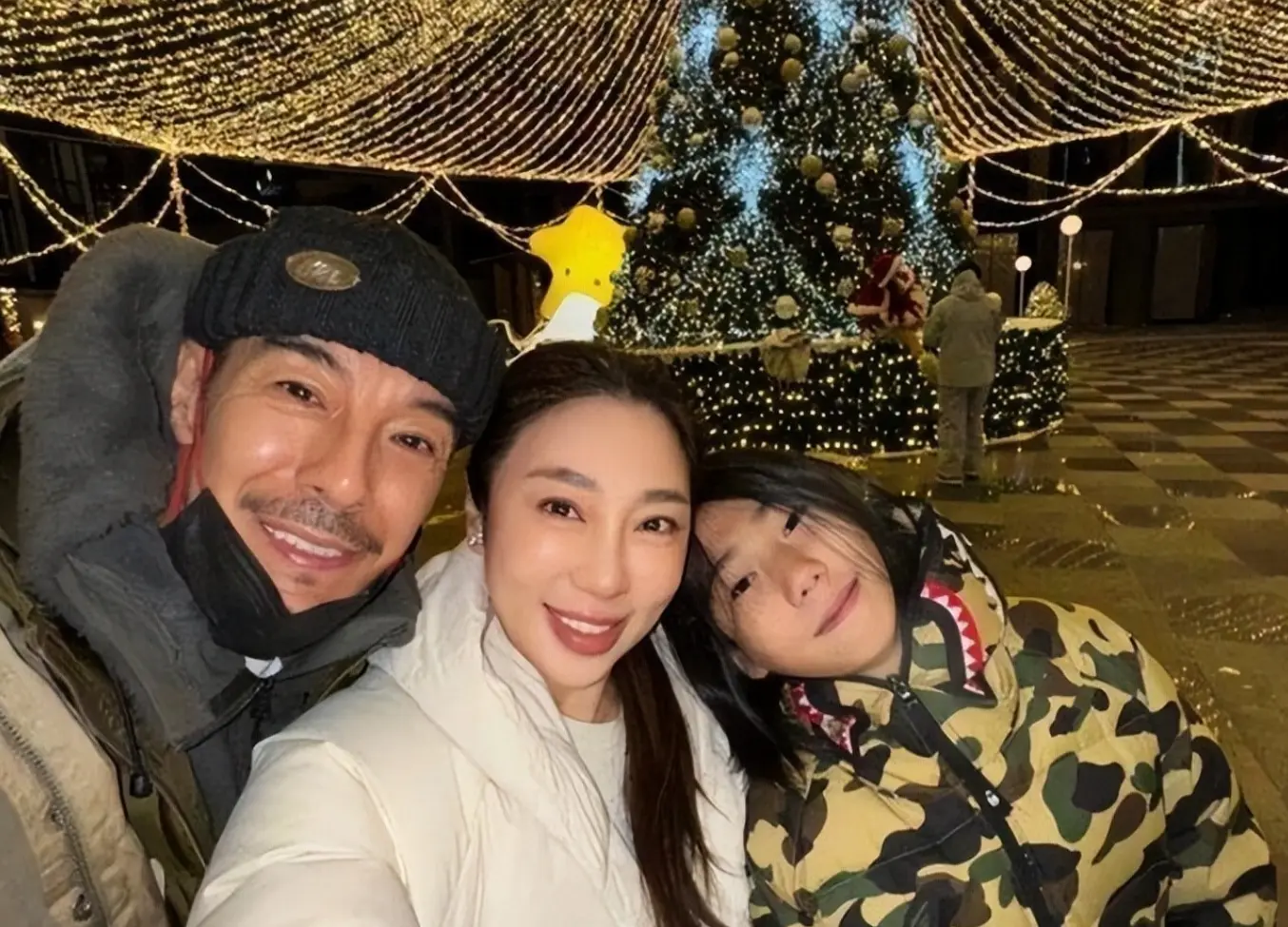54 岁海一天近况曝光，再婚妻子刘帅温柔贤惠，儿女双全