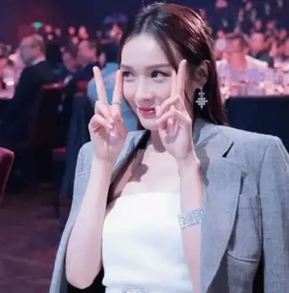 TVB李佳芯母校晒旧照 为其金像奖拉票引关注
