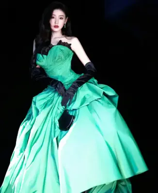 张天爱穿绿调蓬裙配黑丝手套 自带女王气场