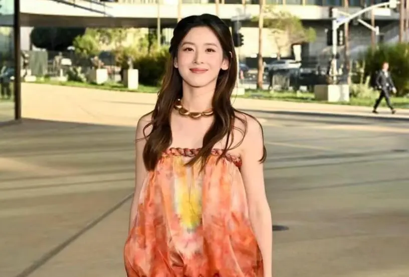 章泽天亮相洛杉矶晚宴，外媒怼脸生图颜值抗打