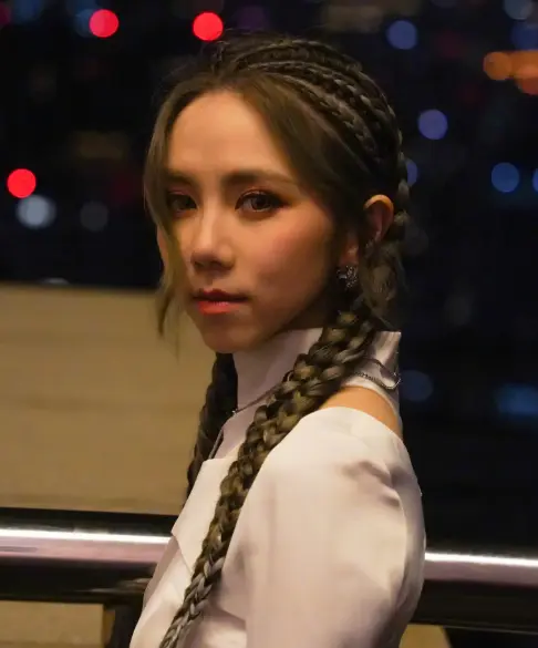 邓紫棋首部小说《启示路》获奖，喜悦之情溢于言表