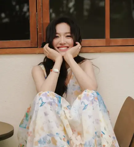 李兰迪解锁春日造型 笑容明媚似花季少女