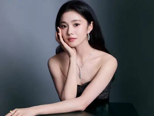 亮相活动的刘浩存，一袭黑丝绒长裙，气场全开贵气十足