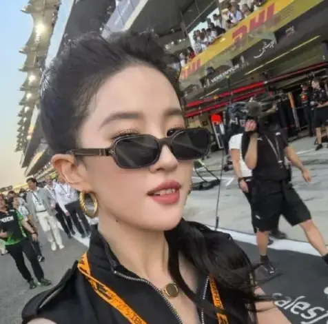 刘亦菲泰国度假素颜现身 拒合影引网友讨论