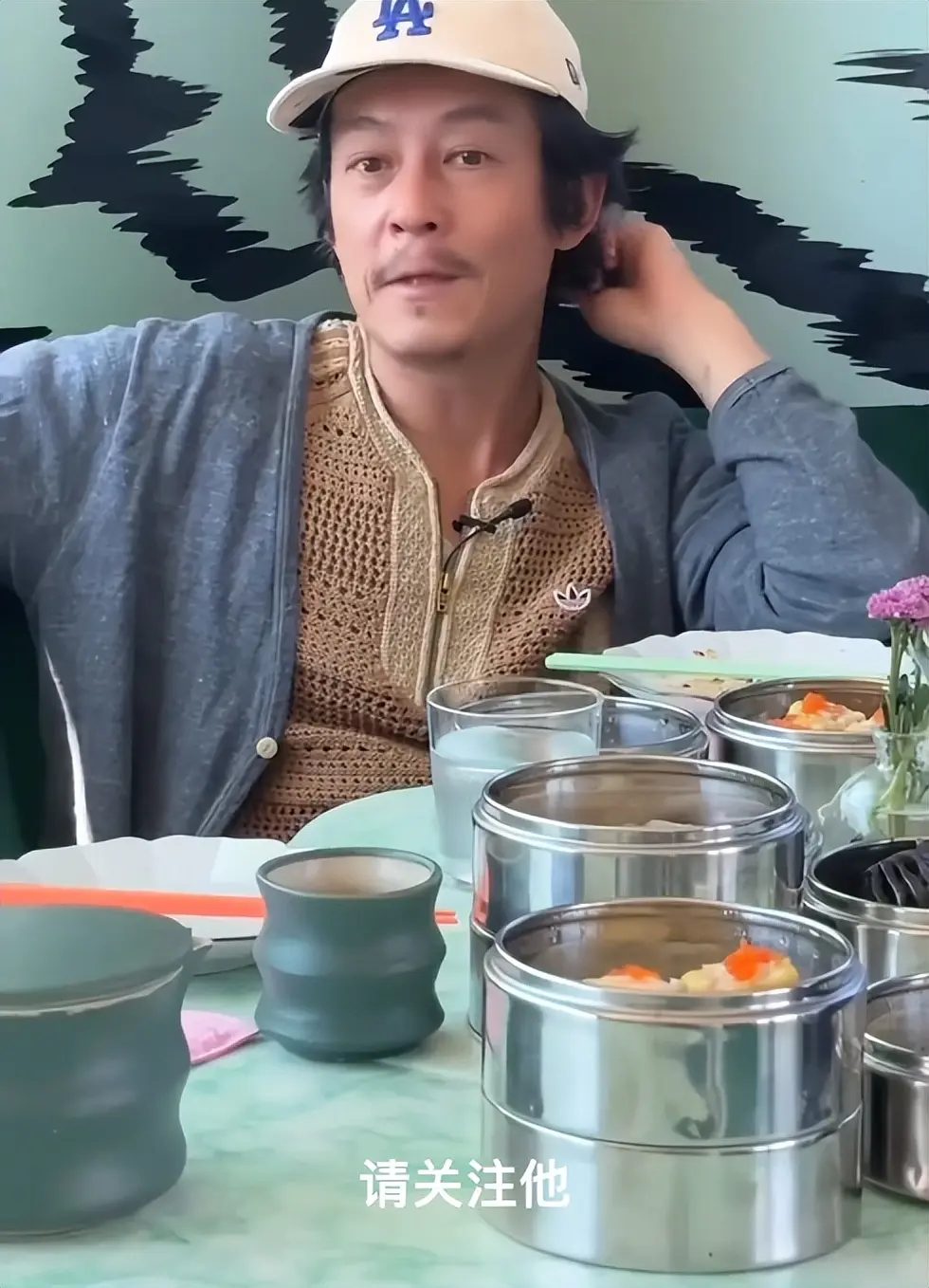 陈冠希美国吃中餐，破旧穿搭，双眼无光显疲惫