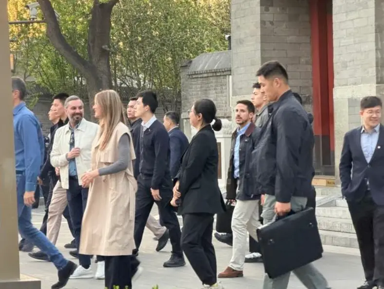 桑切斯带妻子逛北京鼓楼被偶遇，简约蓝衬衫配牛仔裤