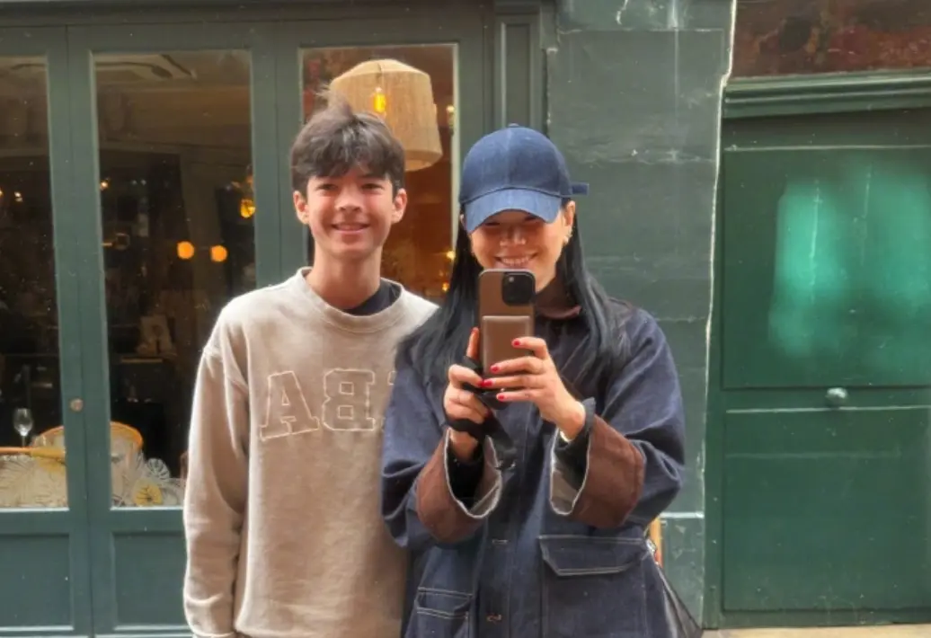 吕燕母子同框，小鲍身高颜值双在线，眉眼像爸爸
