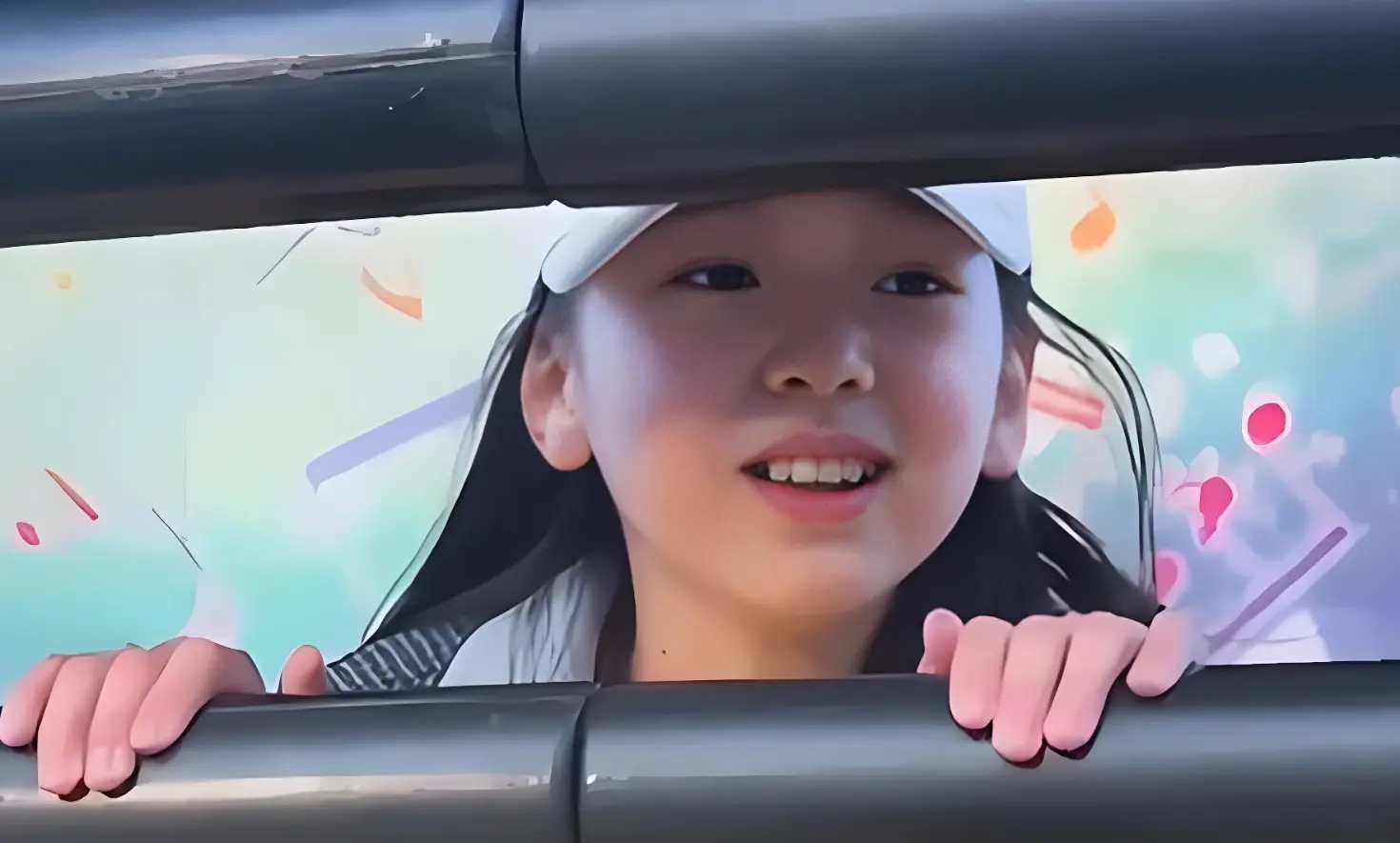 高云翔低调陪女儿过节，小酒窝撒娇模样太软萌
