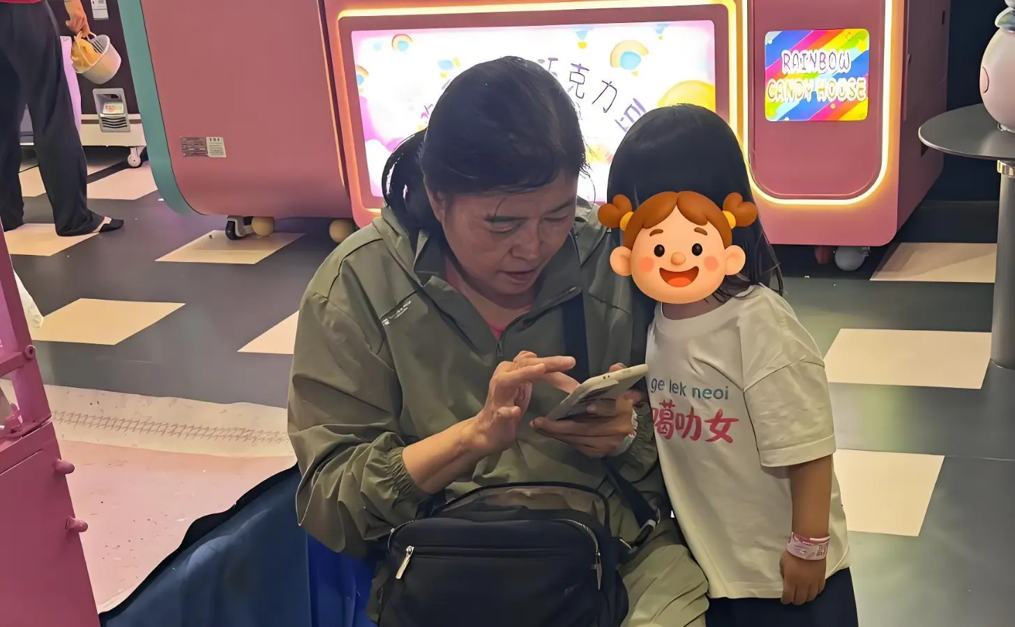 66岁丁嘉丽升级当奶奶！亲自带娃超温柔